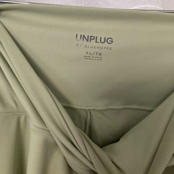 3/$10 SALE Pale Green Crossover Leggings NWOT - Picture 2 of 4